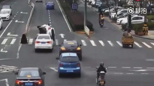 司机开SUV走神，瞬间悲剧的一幕让人看着又心疼又愤怒