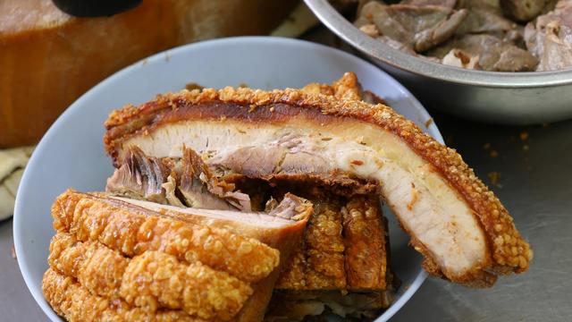 泰国的油炸五花肉真好吃,满满一大盘子才15元,太便宜了吧?