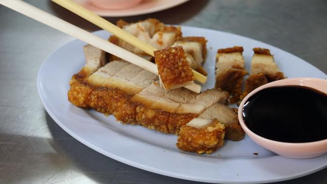 泰国的油炸五花肉真好吃,满满一大盘子才15元