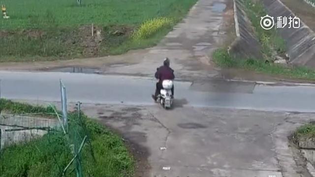 电动车过路口不看路，监控拍下这惨烈一幕