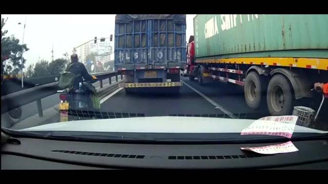 二货电动车见缝就插，还以为大货车都会让着他，被记录仪拍下作死8秒 选车中...