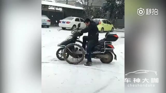 牛人改装雪地电动车，妈妈再也不怕我摔倒啦~