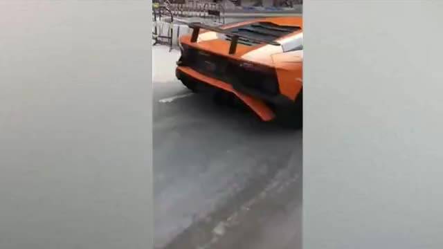 开个兰博基尼却被个开电动车的嘲笑，还只能认了！  新年新套路  ​