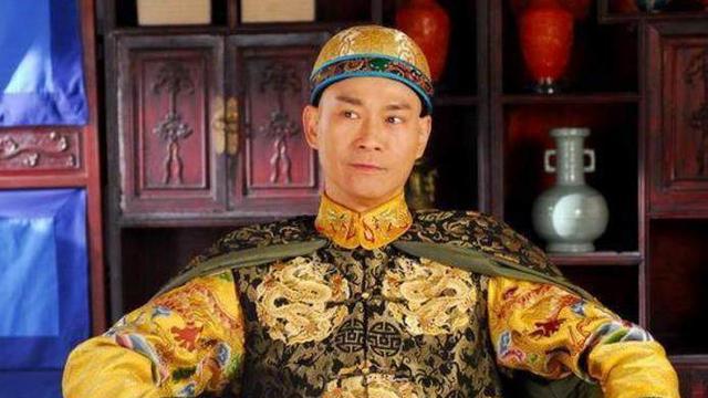 郑少秋“真实面目”曝光，机场帅照都是假的，原来他已秃顶30年