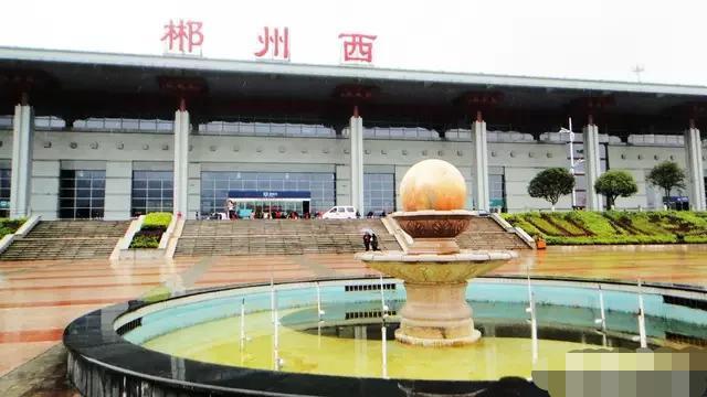 广西桂林有八个高铁站, 衡阳有四个, 而郴州市为什么只有一个?