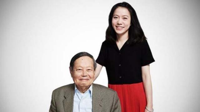 杨振宁翁帆手牵手逛街 神秘小孩随行