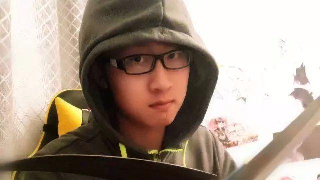 陈子豪入驻虎牙首度直播吃鸡