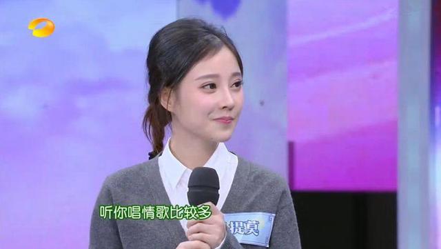 “斗鱼一姐”冯提莫上快本同框热巴被秒成渣,真实身高不到150?