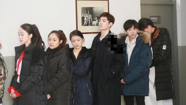 易烊千玺中戏复试,现场素颜面带微笑,一起排队的小哥表情亮了!