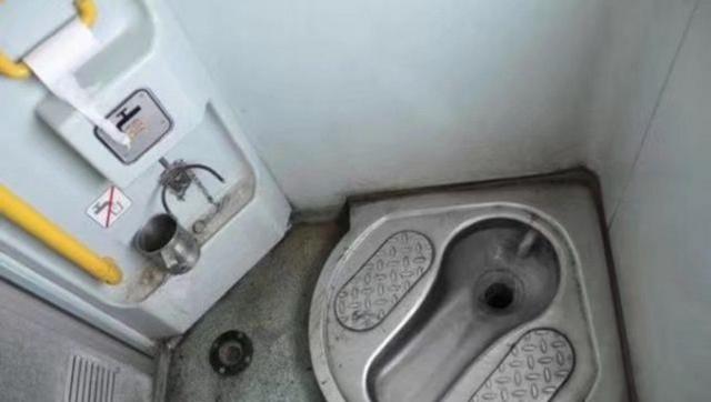 印度人在火车上上厕所,分分钟毁掉你三观?