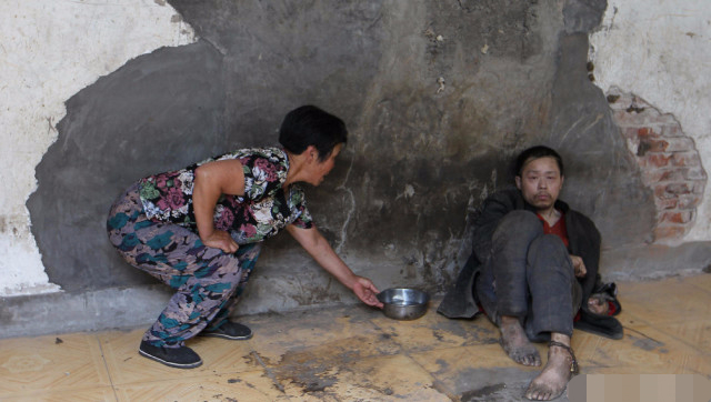 丈夫女儿身亡,活下的两个儿子一个疯一个瘫,老