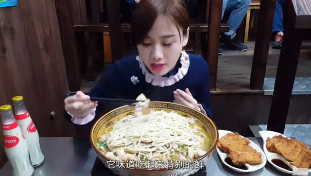 韩国大胃王,吃拉面泡菜一脸幸福,网友:韩国人真