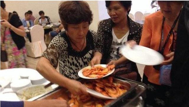 中国大妈在国外吃自助餐,被老板轰出门,中国游