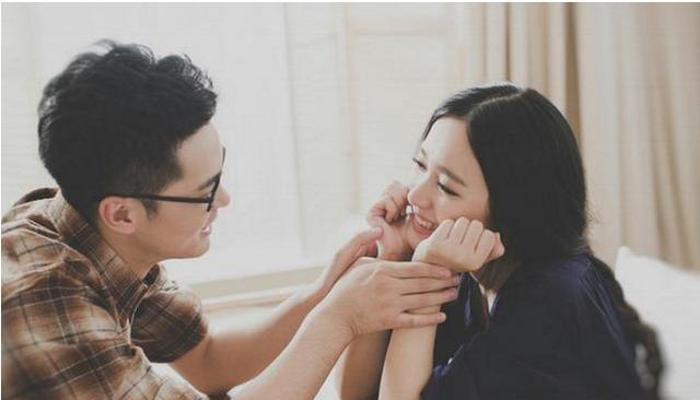 老婆在厨房做饭，我和她闺密在房里亲热，老婆的话让我后悔不已