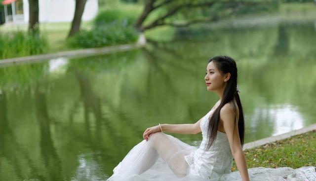 故事 美女裙下吃人的鬼脸