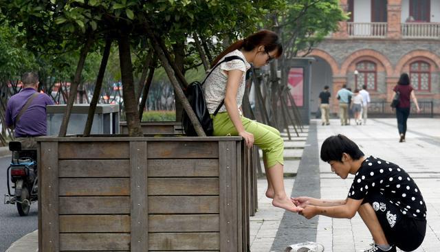 我爸抽7块钱的烟又怎么了,也比你家打肿脸充胖