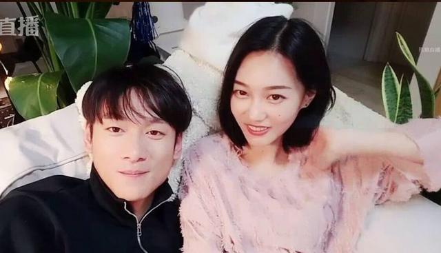 洋气黄直播首秀延迟向观众道歉,送蛇皮战衣祈