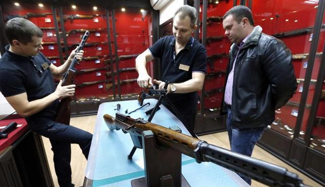 能买到AK47算啥?俄罗斯枪店连重机枪都卖!价格仅15000元
