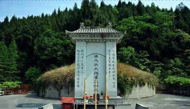 四川白鹤山的百姓却不认同,因为在当地也有一座规模宏大的袁大师之墓.