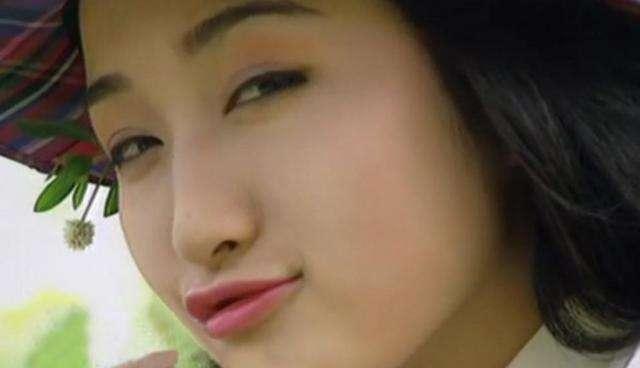 看了杨钰莹年轻时的照片，才明白她为何值得全国男人的跪求！