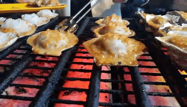 昆明这条夜市里的美女美食最多,带上3瓶啤酒,可以坐上