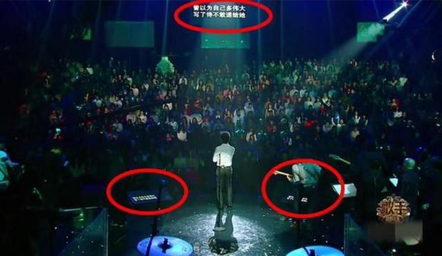 《歌手》现场舞台太牛气,四面八方都是提词器,想忘词都难!