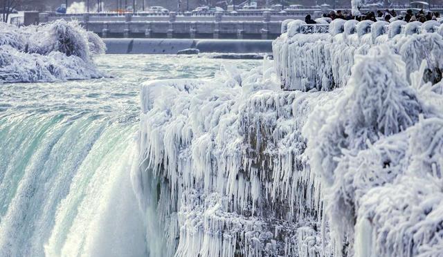 加拿大和美国交界处:冬季将尼亚加拉瀑布变成