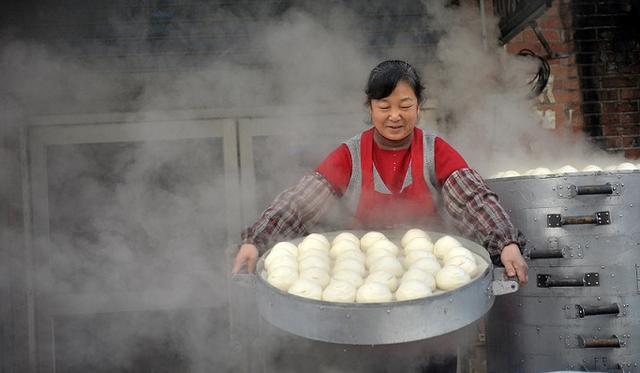孩子满月宴蒸馒头两小时还是生的不孝子拜完父母后才恍然大悟