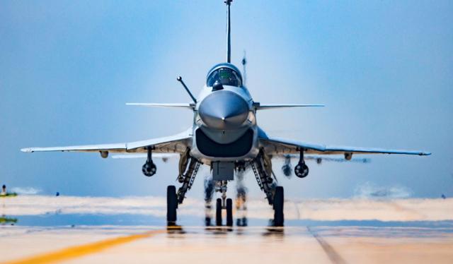 中国空军换装速度排名世界第一:一个月服役一