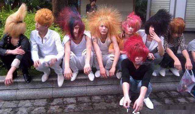 2002年，葬爱家族的巅峰时代，杀马特在网吧，如今，都到哪里去了