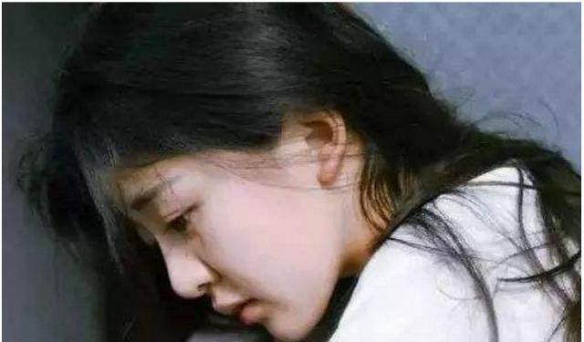 老婆在厨房做饭，我和她闺密在房里亲热，老婆的话让我后悔不已