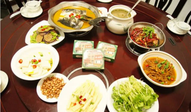 第一次见婆婆给8千红包见面礼,看了一桌菜,我