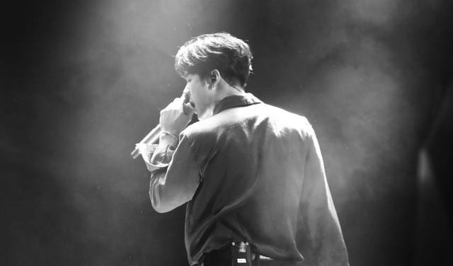 王嘉尔运动员出身的底子,被榨到长期贫血,但黑粉还是不肯放过他