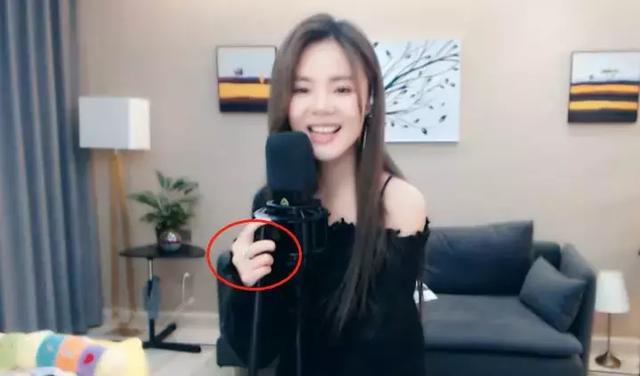 YY电母小U哈与土豪虫哥步入婚姻殿堂，朋友圈晒婚戒幸福满满！