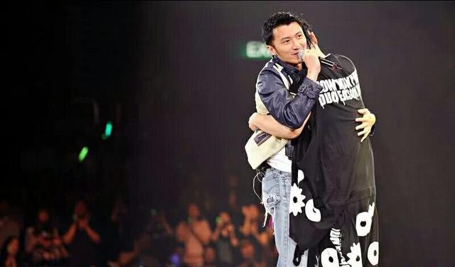 看到好朋友唱自己的歌,他笑得像个十八岁的大