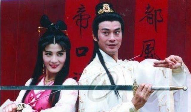 郑少秋“真实面目”曝光，机场帅照都是假的，原来他已秃顶30年