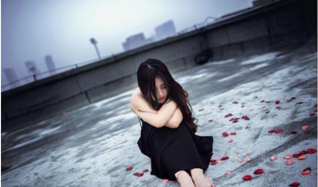 老婆在厨房做饭，我和她闺密在房里亲热，老婆的话让我后悔不已