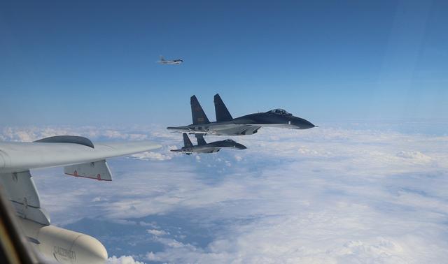 中国空军为啥派歼-11战机护航轰6K?原来是为