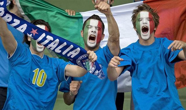 新版的蓝色球衣很好看,但此刻,蓝的让人心疼