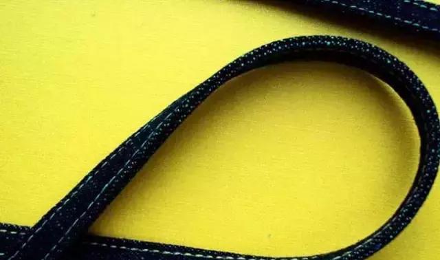 车裤袢前,垫一块布,再固定一下裤袢上端.