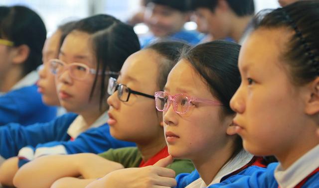 学业与度数哪个更重要?按照这趋势2050年小学生近视率高达50!