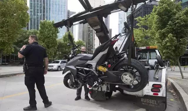 死侍2》女特技替身飚车戏意外身亡,连人带车冲