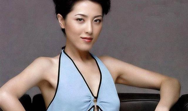 曾黎和徐百卉太像了,那两人私底下是什么关系?