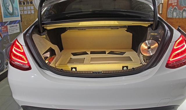 丰盛了听觉与视觉享受 才能美化自己心情！奔驰C级改装必伟音响