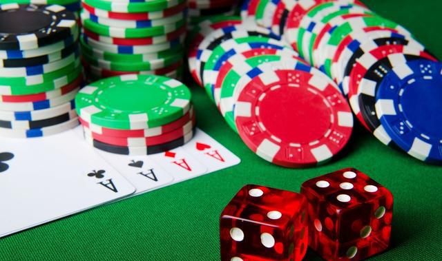 28岁儿子网赌欠债1000万,年迈父母卖房还债后