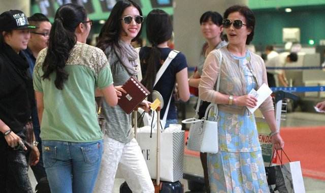 刘亦菲妈妈美照曝光，高颜值实力抢镜，网友:怪不得刘亦菲这么美