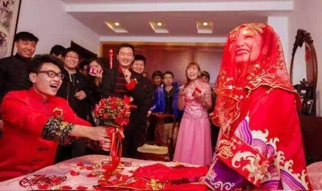结婚当天，老公的前妻怀着孩子来闹，没想到掉出一个枕头来