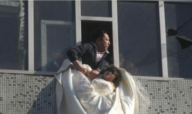 女子结婚三天，穿着婚纱跳楼自杀，众人听到孩子一句话，立刻报警
