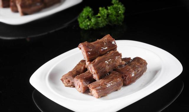 绝味鸭脖和周黑鸭2种鸭脖放在一起比较那个更好吃？
