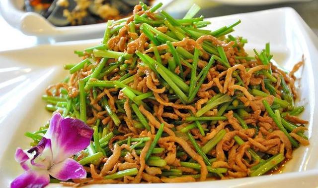 香菜炒肉丝,味道也不赖哟.